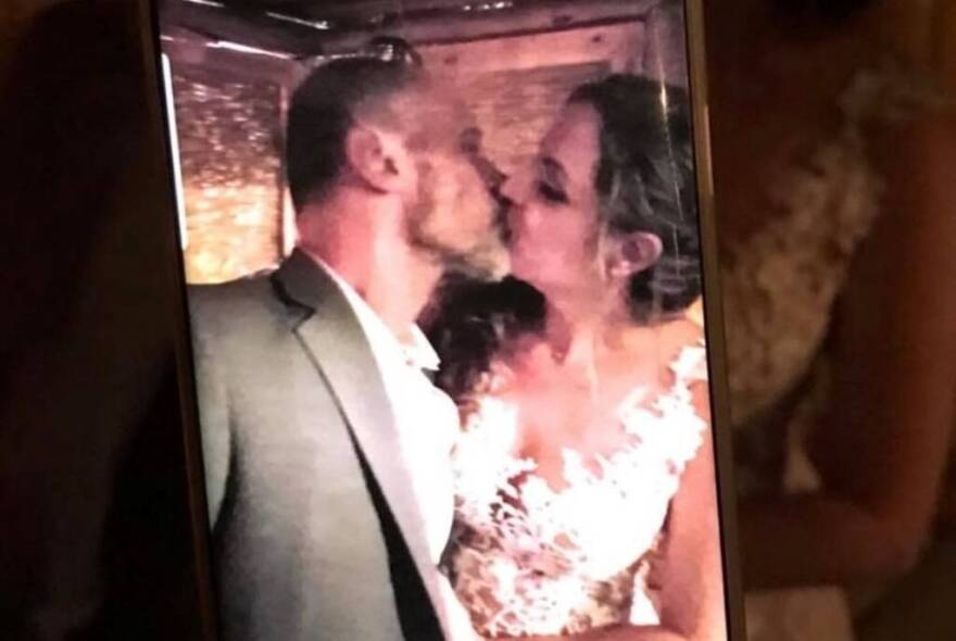 Ο Τζώνυ Θεοδωρίδης παντρεύτηκε την κατά 18 χρόνια νεότερη σύντροφό του 