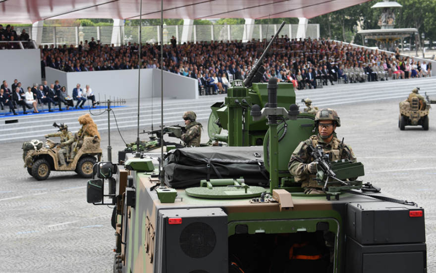 Γαλλία: Άλογα, τζιπ και αεροσκάφη στην παρέλαση για την Ημέρα της Βαστίλης