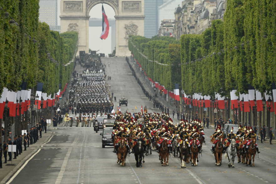 Γαλλία: Άλογα, τζιπ και αεροσκάφη στην παρέλαση για την Ημέρα της Βαστίλης