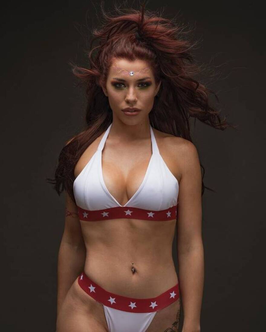 Η Ειρήνη Στεριανού έγινε σέξι κοκκινομάλλα 