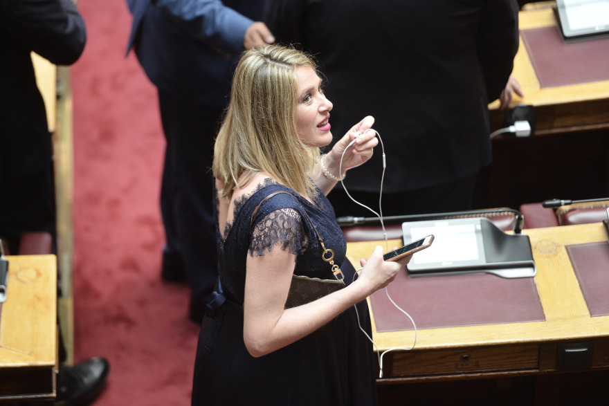 Ορκωμοσία Βουλής: Όλα τα βλέμματα στην έγκυο Άννα Ευθυμίου