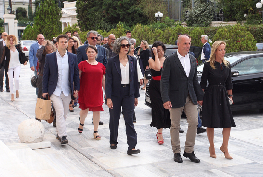 Ο Βαρουφάκης έφτασε στη Βουλή με τον «στρατό» του - Δείτε φωτογραφίες