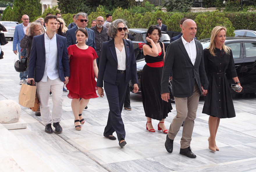 Ο Βαρουφάκης έφτασε στη Βουλή με τον «στρατό» του - Δείτε φωτογραφίες