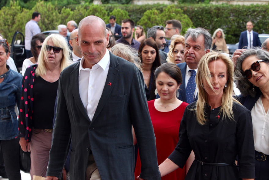Ο Βαρουφάκης έφτασε στη Βουλή με τον «στρατό» του - Δείτε φωτογραφίες