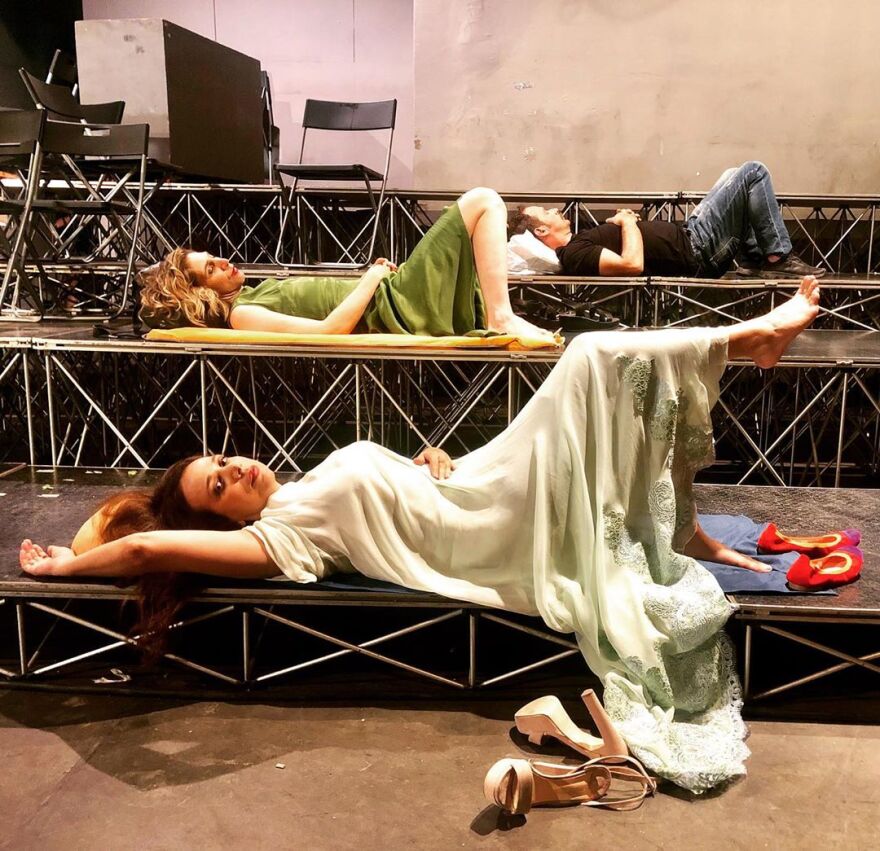 Φωτογραφία από τα γυρίσματα του «Λόγω Τιμής»: Έτσι χαλαρώνουν οι πρωταγωνιστές 