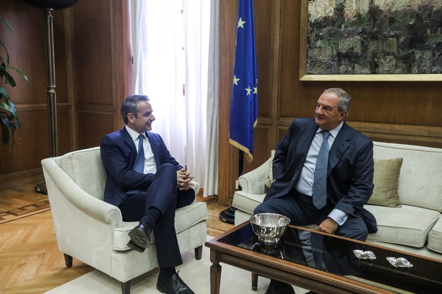 Ολοκληρώθηκε η συνάντηση Μητσοτάκη – Καραμανλή