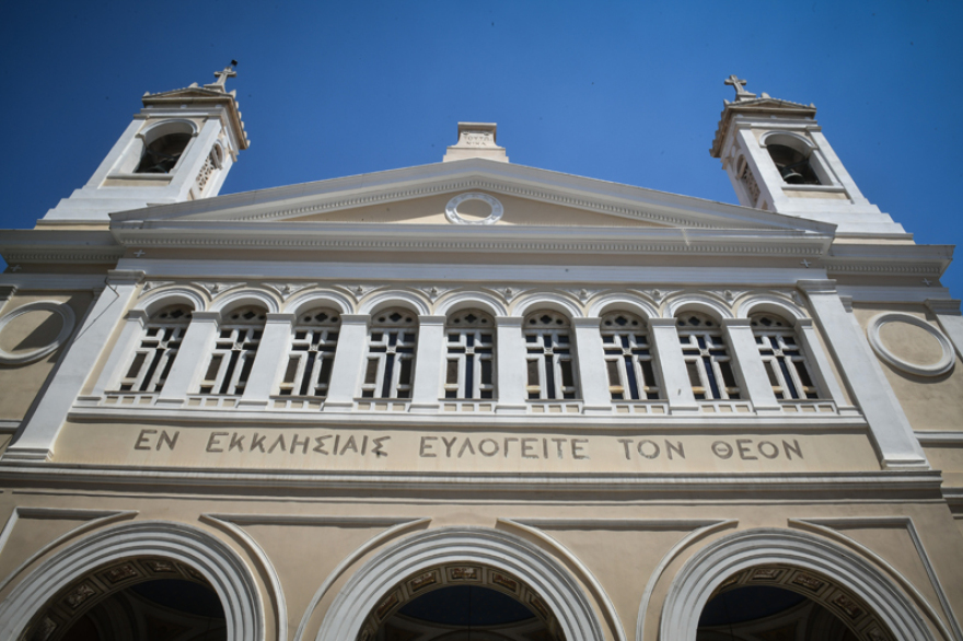 Σεισμός στην Αθήνα: Έπεσε ο σταυρός στην Αγία Ειρήνη στην Αιόλου