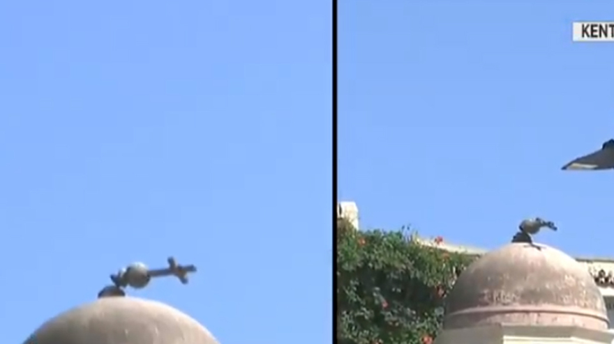 Σεισμός στην Αθήνα: Έπεσε ο σταυρός στην Αγία Ειρήνη στην Αιόλου