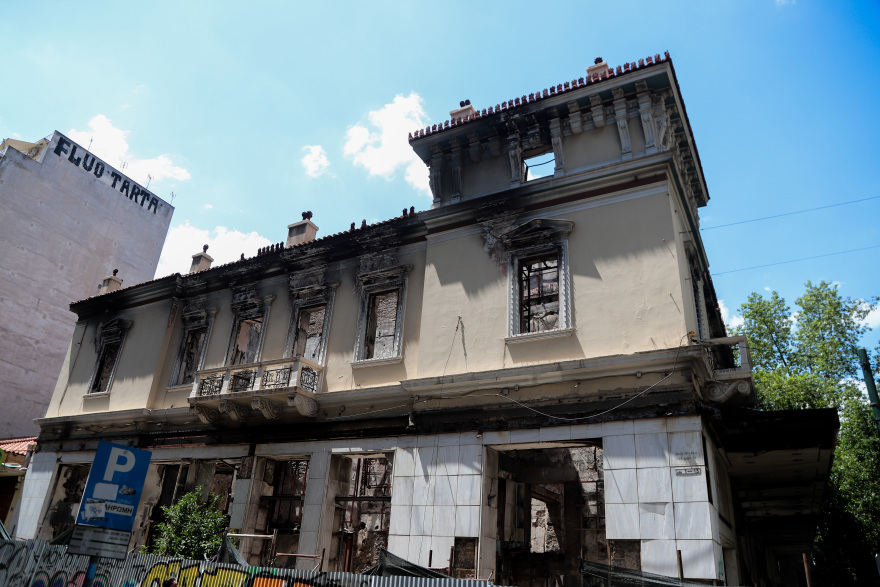 Φωτογραφικό οδοιπορικό μετά τα 5,1 Ρίχτερ: Έπεσαν παλιά κτίρια, κατέρρευσε ο ταινιόδρομος στον Πειραιά