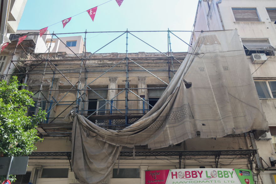 Φωτογραφικό οδοιπορικό μετά τα 5,1 Ρίχτερ: Έπεσαν παλιά κτίρια, κατέρρευσε ο ταινιόδρομος στον Πειραιά