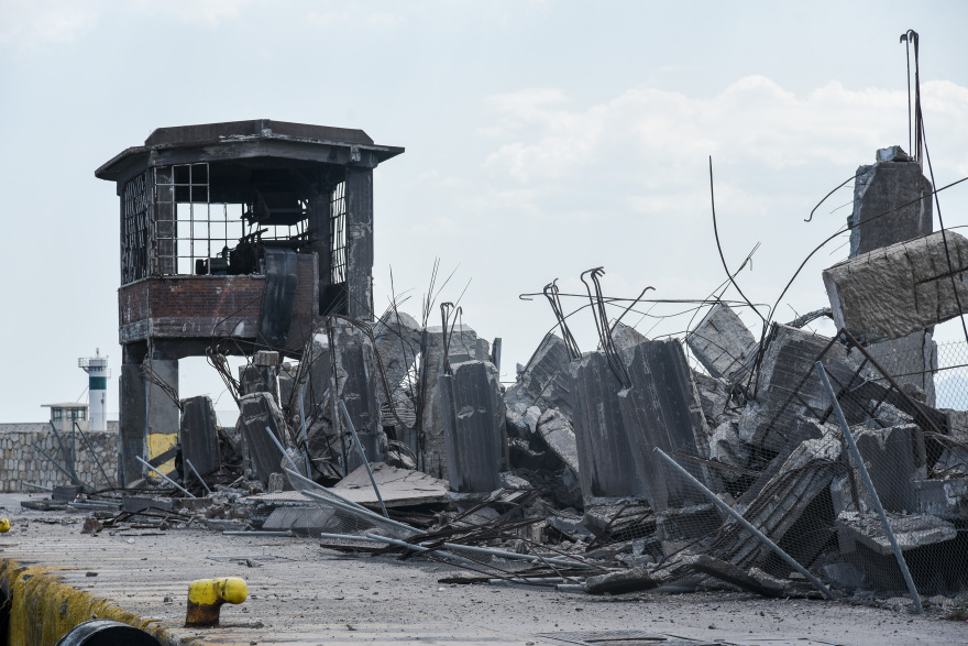 Φωτογραφικό οδοιπορικό μετά τα 5,1 Ρίχτερ: Έπεσαν παλιά κτίρια, κατέρρευσε ο ταινιόδρομος στον Πειραιά