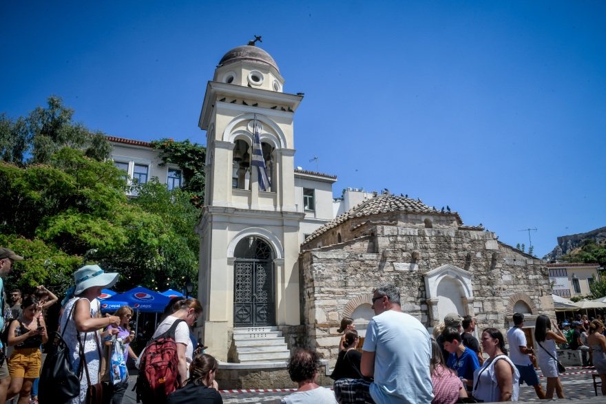 Φωτογραφικό οδοιπορικό μετά τα 5,1 Ρίχτερ: Έπεσαν παλιά κτίρια, κατέρρευσε ο ταινιόδρομος στον Πειραιά