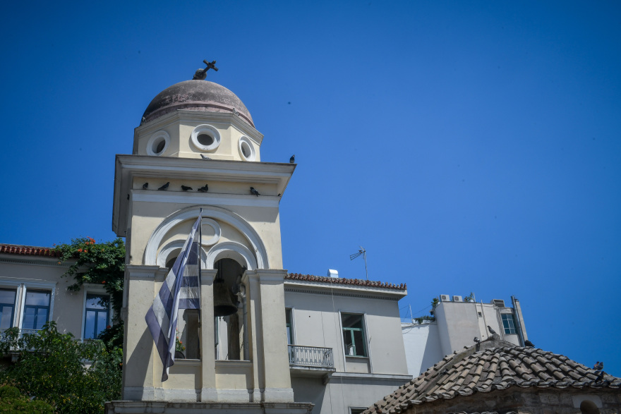 Φωτογραφικό οδοιπορικό μετά τα 5,1 Ρίχτερ: Έπεσαν παλιά κτίρια, κατέρρευσε ο ταινιόδρομος στον Πειραιά