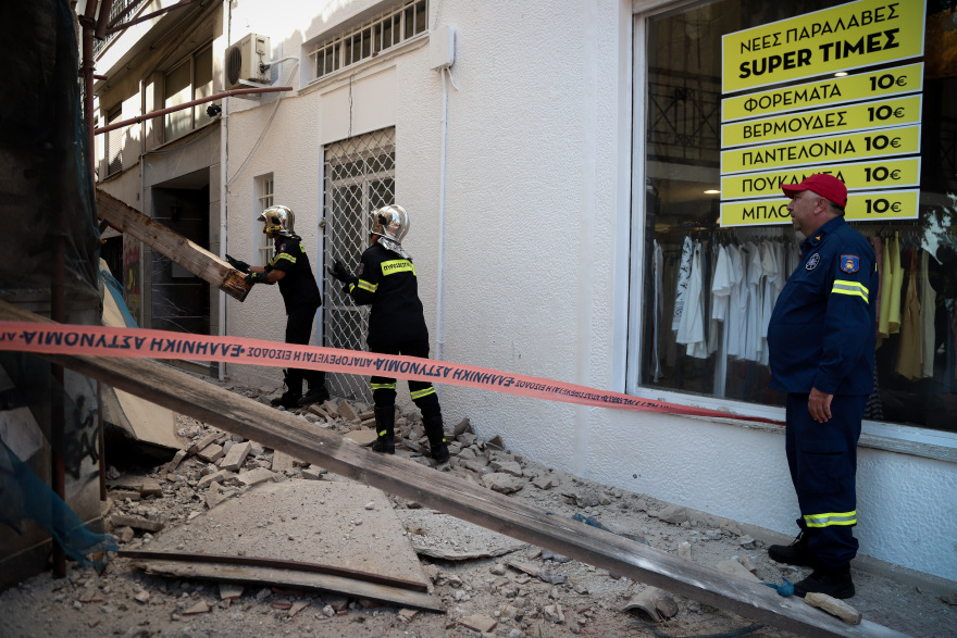 Φωτογραφικό οδοιπορικό μετά τα 5,1 Ρίχτερ: Έπεσαν παλιά κτίρια, κατέρρευσε ο ταινιόδρομος στον Πειραιά
