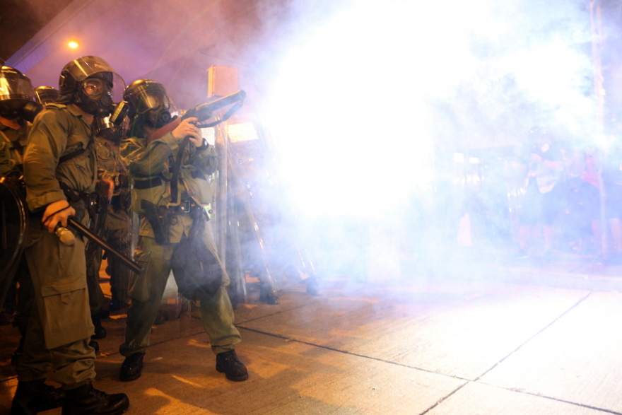 Χονγκ Κονγκ: Δακρυγόνα στη νέα τεράστια διαδήλωση κατά της αστυνομικής βίας