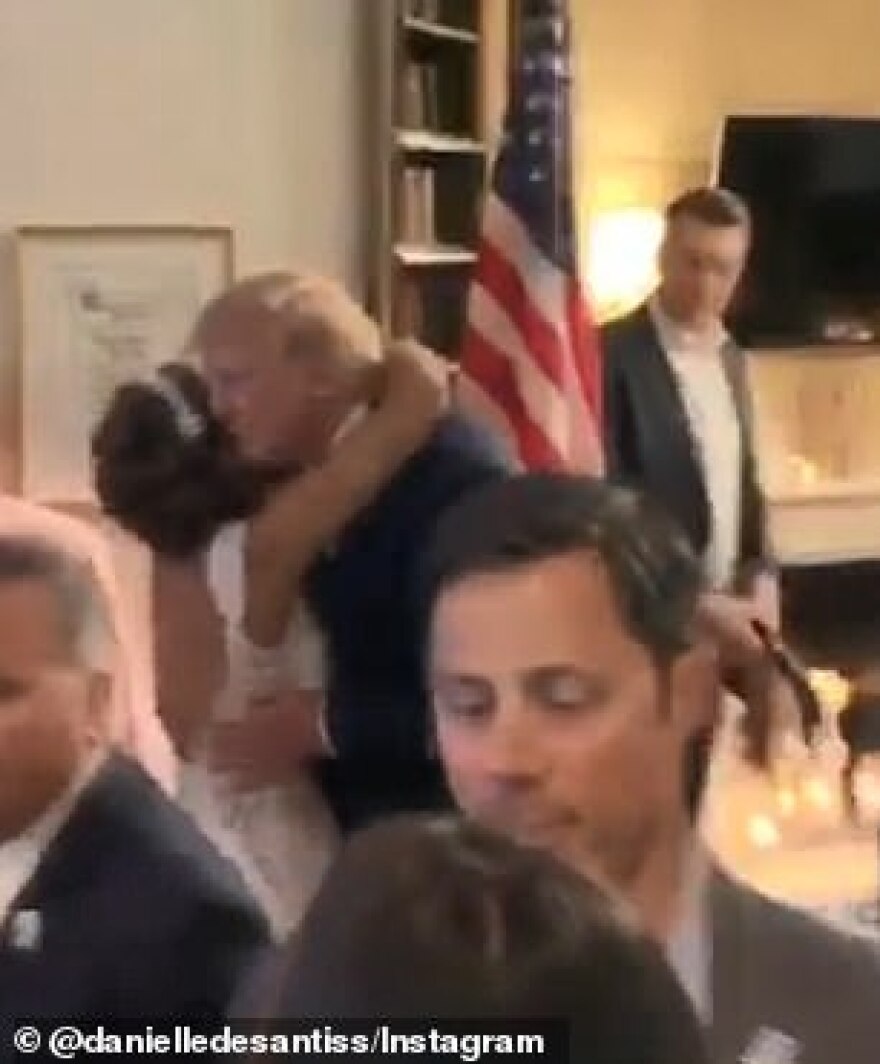 Ο Τραμπ «εισέβαλε» σε γάμο στο Νιου Τζέρσεϊ για... 15 δευτερόλεπτα!