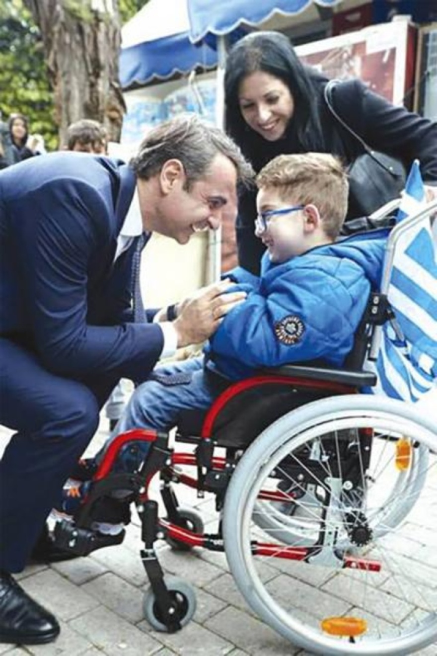 Εκλογές 2023: Ο Μητσοτάκης έκανε τα αποκαλυπτήρια προτομής του Κρεμαστινού στο νοσοκομείο της Ρόδου