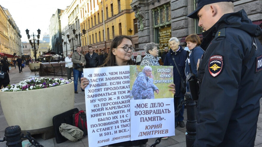 Ρωσία: Δολοφονήθηκε γνωστή ακτιβίστρια για τα δικαιώματα των ΛΟΑΤΚΙ