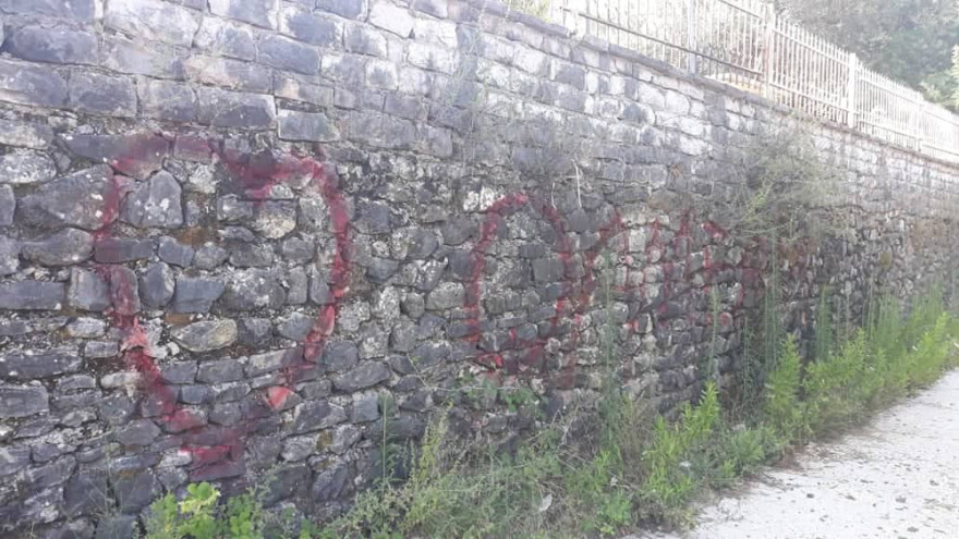 Αλβανοί εθνικιστές κατέστρεψαν μνημείο σε ελληνικό χωριό στη Βόρεια Ήπειρο