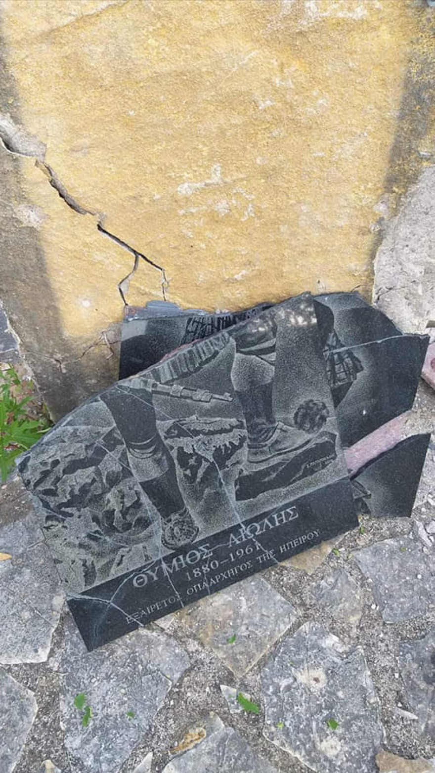 Αλβανοί εθνικιστές κατέστρεψαν μνημείο σε ελληνικό χωριό στη Βόρεια Ήπειρο