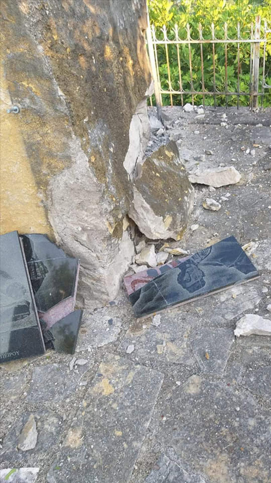 Αλβανοί εθνικιστές κατέστρεψαν μνημείο σε ελληνικό χωριό στη Βόρεια Ήπειρο