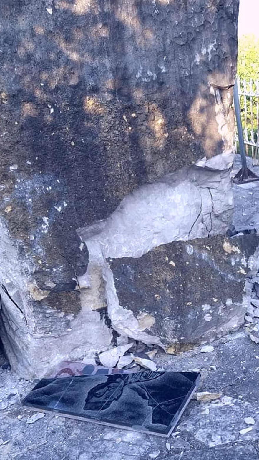 Αλβανοί εθνικιστές κατέστρεψαν μνημείο σε ελληνικό χωριό στη Βόρεια Ήπειρο