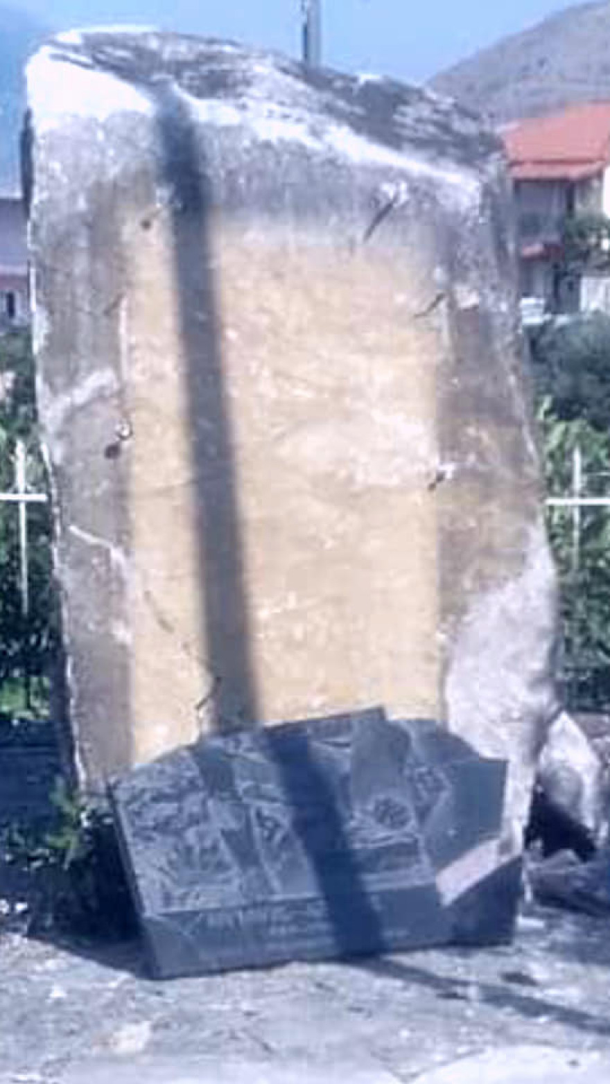 Αλβανοί εθνικιστές κατέστρεψαν μνημείο σε ελληνικό χωριό στη Βόρεια Ήπειρο