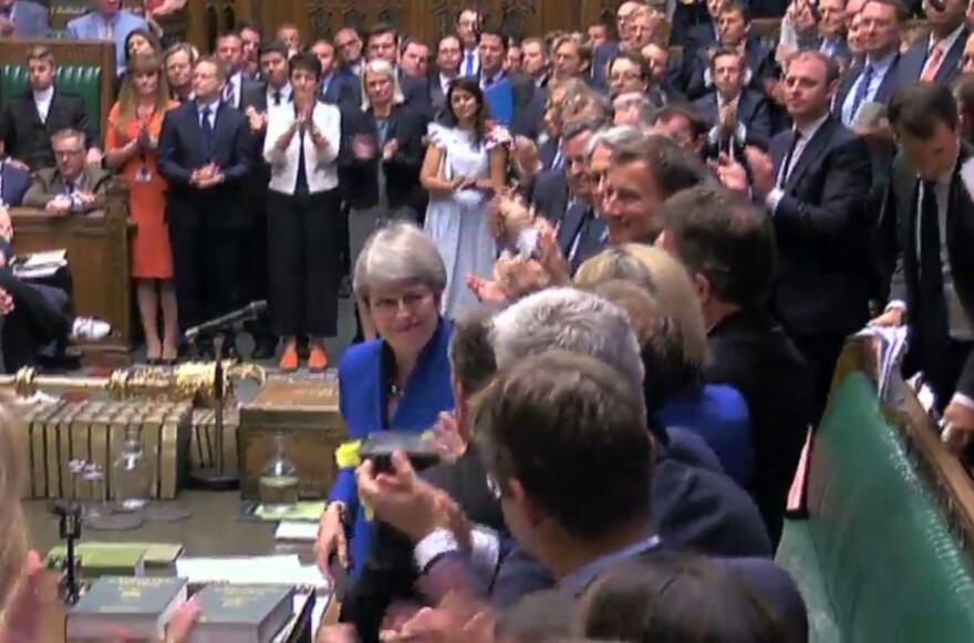 Τερέζα Μέι: Το τελευταίο «αντίο» από το No 10 της Ντάουνινγκ Στριτ - «Σταματήστε το Brexit» φώναξε διαδηλωτής