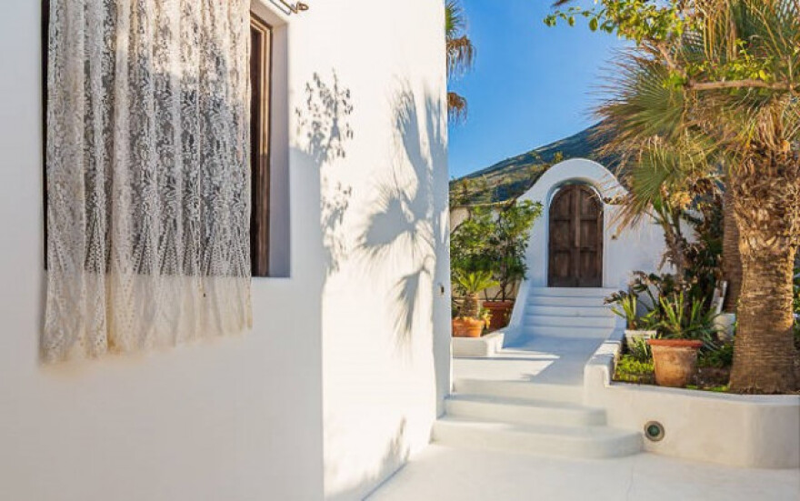 Dolce & Gabbana: Οι σχεδιαστές πωλούν τη βίλα τους στη Σικελία