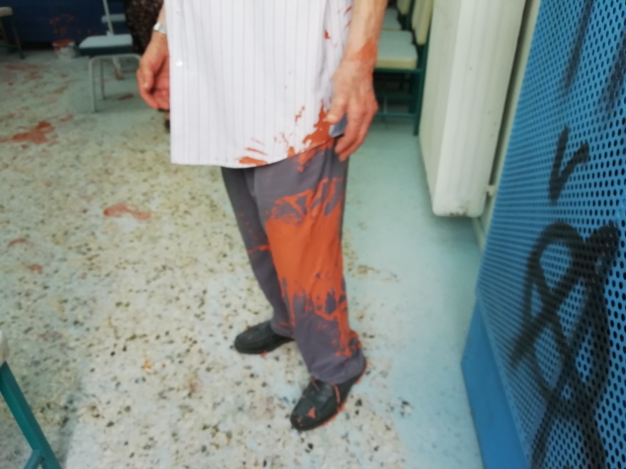 Επίθεση κουκουλοφόρων στα γραφεία της ΝΔ στα Πετράλωνα - «Δεν θα μείνει κανείς ζωντανός» απείλησαν