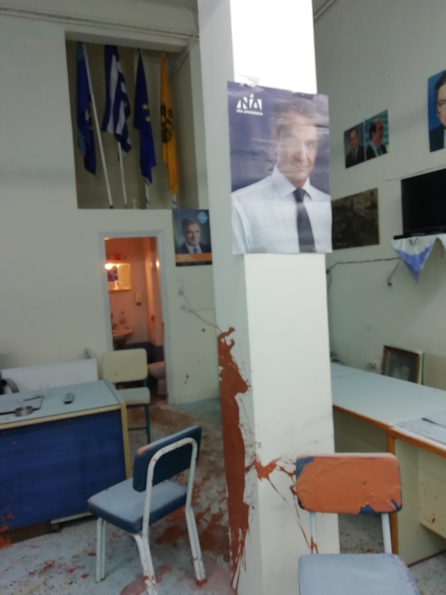 Επίθεση κουκουλοφόρων στα γραφεία της ΝΔ στα Πετράλωνα - «Δεν θα μείνει κανείς ζωντανός» απείλησαν