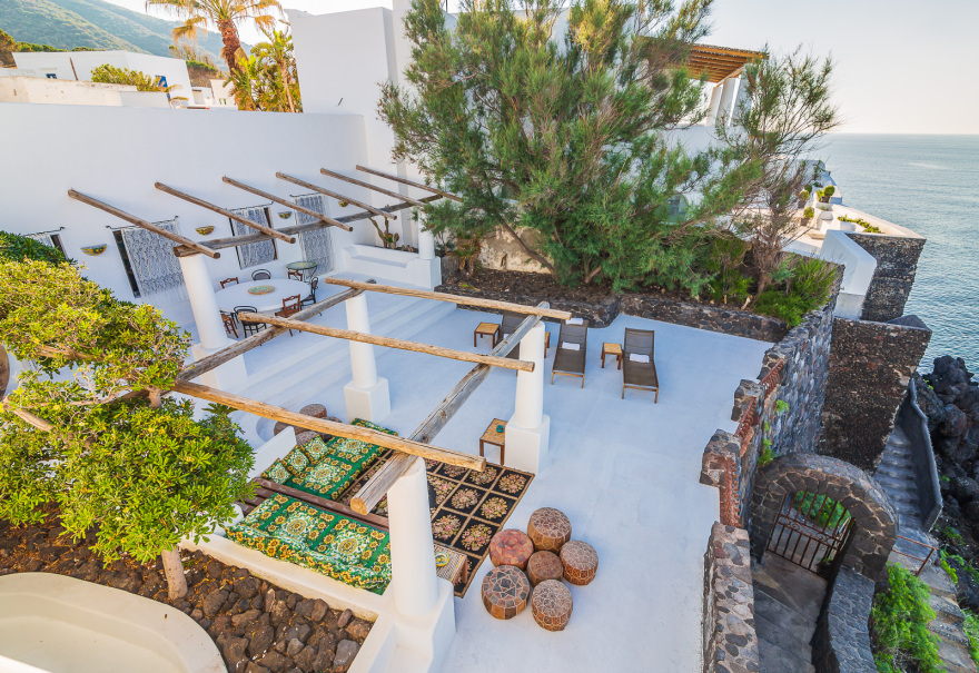 Dolce & Gabbana: Οι σχεδιαστές πωλούν τη βίλα τους στη Σικελία