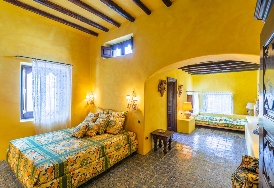 Dolce & Gabbana: Οι σχεδιαστές πωλούν τη βίλα τους στη Σικελία