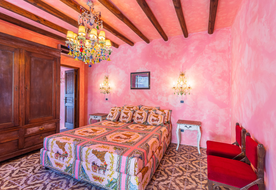 Dolce & Gabbana: Οι σχεδιαστές πωλούν τη βίλα τους στη Σικελία