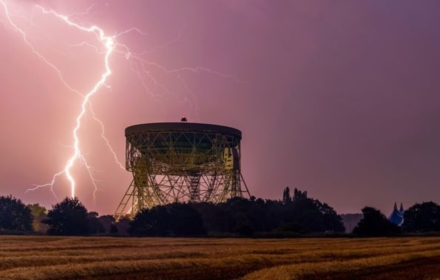 Βρετανία: Έντονες καταιγίδες και εντυπωσιακές εικόνες από τις αστραπές τη νύχτα της Τρίτης