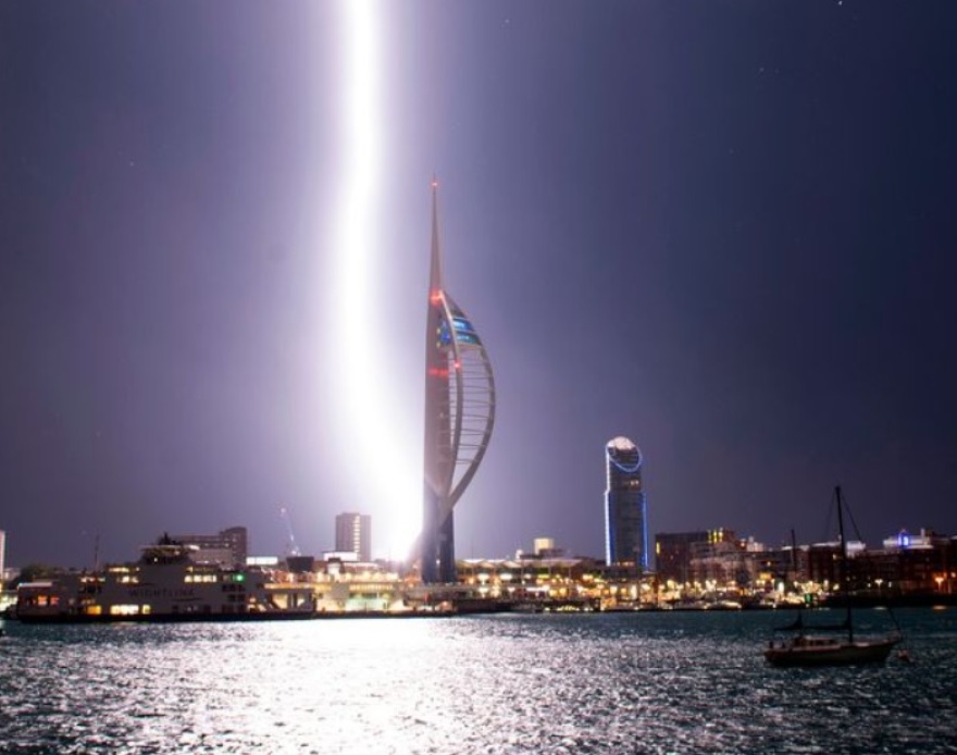 Βρετανία: Έντονες καταιγίδες και εντυπωσιακές εικόνες από τις αστραπές τη νύχτα της Τρίτης