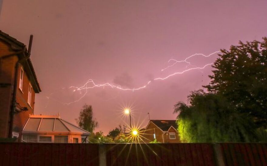 Βρετανία: Έντονες καταιγίδες και εντυπωσιακές εικόνες από τις αστραπές τη νύχτα της Τρίτης