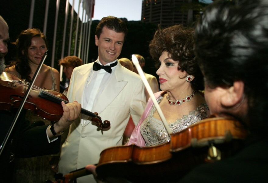 Τζίνα Λολομπρίτζιτα: Ο νεαρός πρώην μάνατζερ της 92χρονης κατηγορείται ότι της «έφαγε» εκατομμύρια