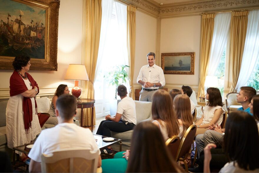 Μητσοτάκης: Γιόρτασε με μαθητές την 45η επέτειο Αποκατάστασης της Δημοκρατίας