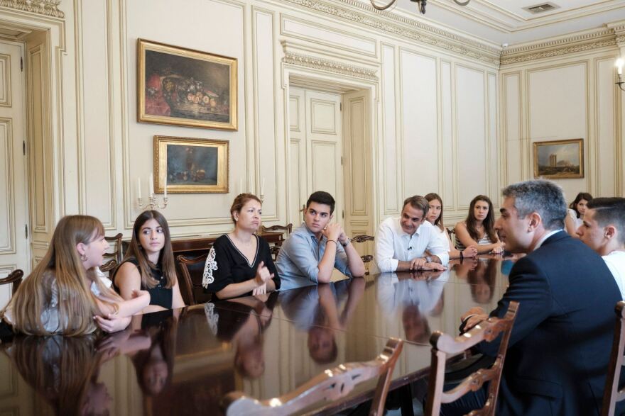 Μητσοτάκης: Γιόρτασε με μαθητές την 45η επέτειο Αποκατάστασης της Δημοκρατίας