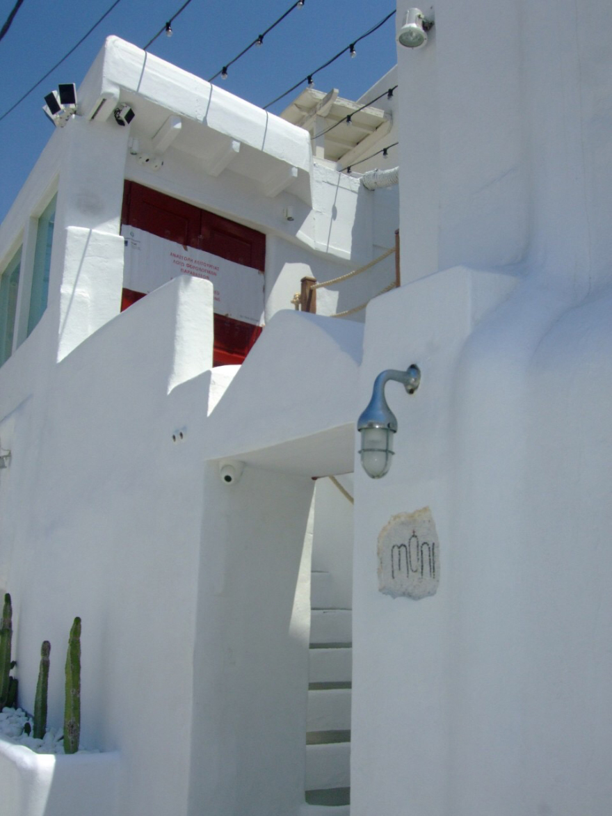 Μύκονος: Σφράγισαν και το «κλαμπ με τις πιο όμορφες γυναίκες» γιατί δεν έκοβε αποδείξεις