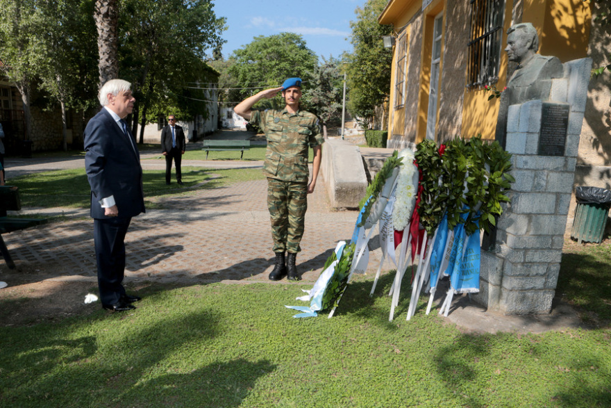 O Παυλόπουλος κατέθεσε στεφάνι στην προτομή του Σπύρου Μουστακλή