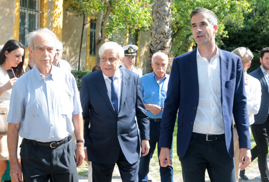 O Παυλόπουλος κατέθεσε στεφάνι στην προτομή του Σπύρου Μουστακλή