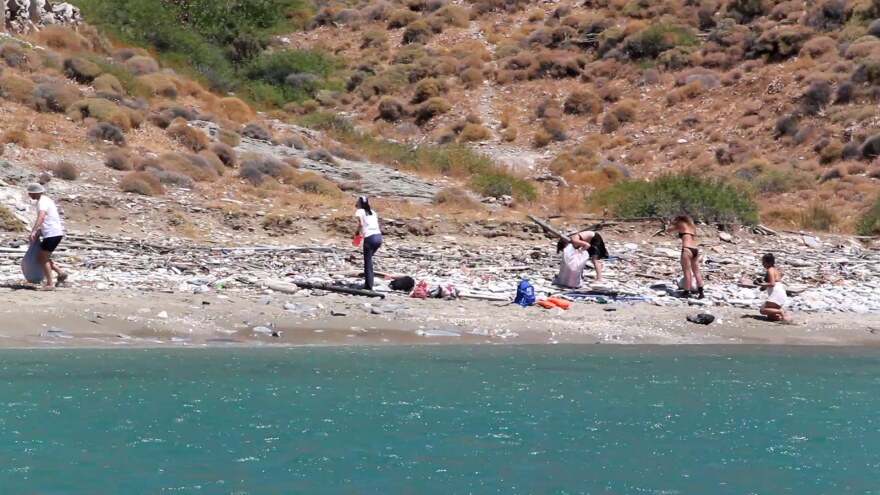 Πλαστικά «κοράλια» στην Άνδρο: Παραμένουν στο βυθό τα σκουπίδια από την παράνομη χωματερή