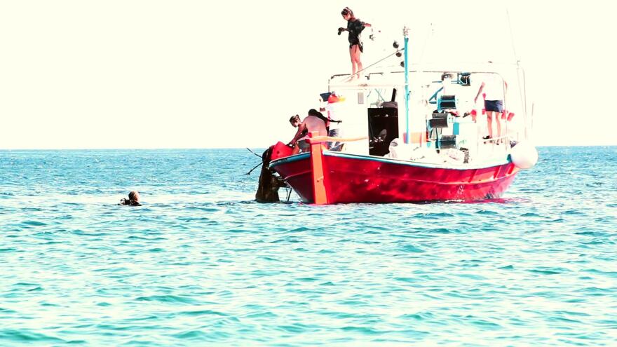 Πλαστικά «κοράλια» στην Άνδρο: Παραμένουν στο βυθό τα σκουπίδια από την παράνομη χωματερή