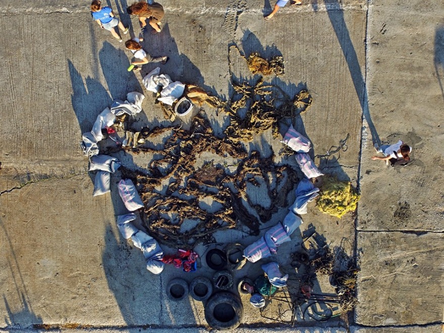 Πλαστικά «κοράλια» στην Άνδρο: Παραμένουν στο βυθό τα σκουπίδια από την παράνομη χωματερή