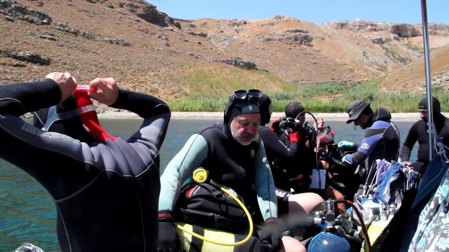 Πλαστικά «κοράλια» στην Άνδρο: Παραμένουν στο βυθό τα σκουπίδια από την παράνομη χωματερή