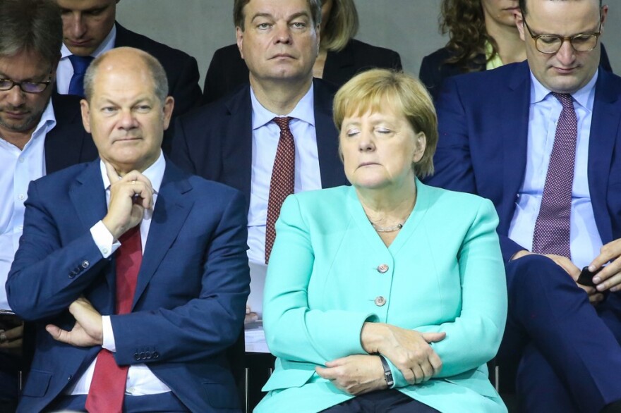 Το μυστήριο με την Μέρκελ συνεχίζεται: Έκλεινε τα μάτια σαν να κοιμόταν όρθια!