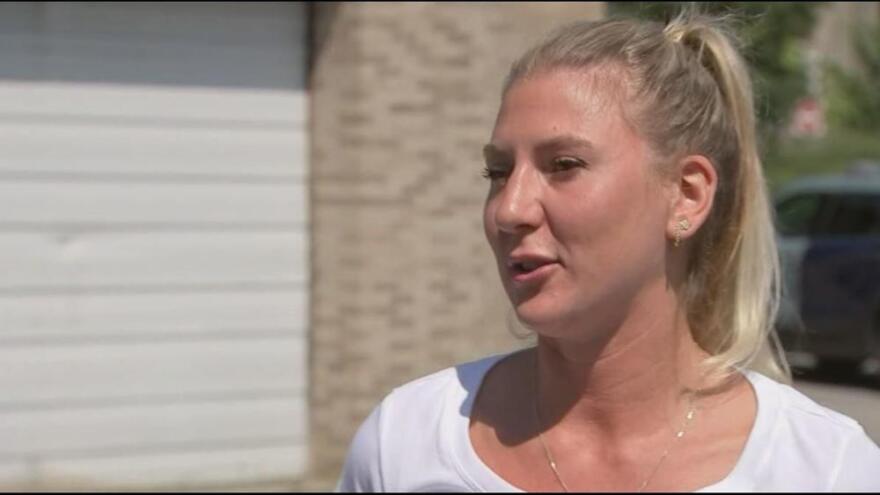 Η στιγμή που γυναίκα τζόγκερ παίρνει στο... κυνήγι επιδειξία που της έδειξε το μόριό του!