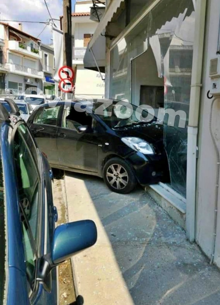 Φωτογραφίες: Αυτοκίνητο... μπούκαρε σε κατάστημα στο Αλιβέρι